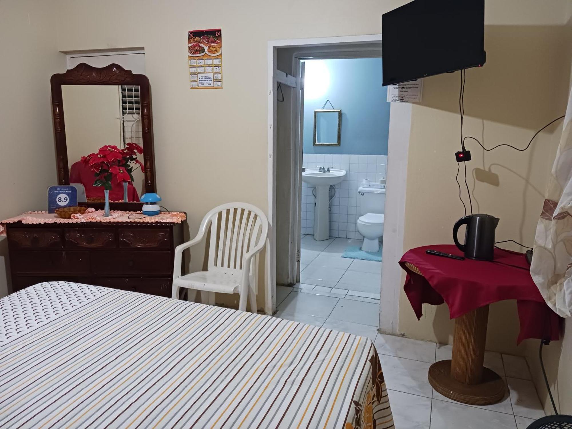 Tina'S Guest House Ocho Rios Exterior photo
